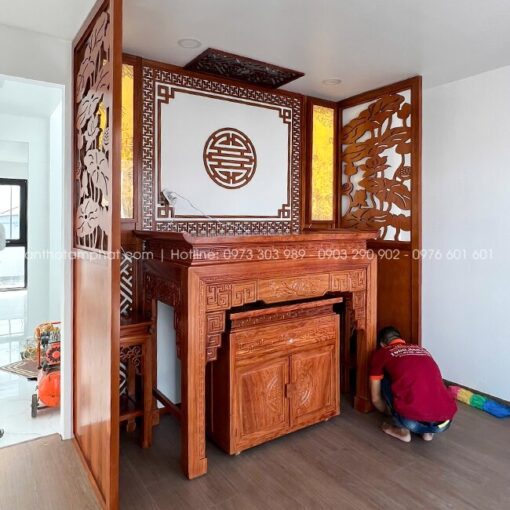 Phong cách phòng thờ mang nét đẹp sang trọng hiện đại, có chiều sâu nhờ kiểu trang trí hậu đẹp.
