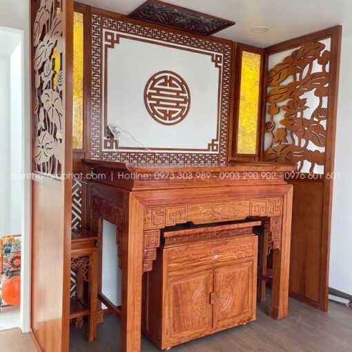 Phía sau bàn thờ được gắn cặp tranh trúc chỉ linh thiêng, vừa trang trí vừa thay thế đèn thờ thông thường.