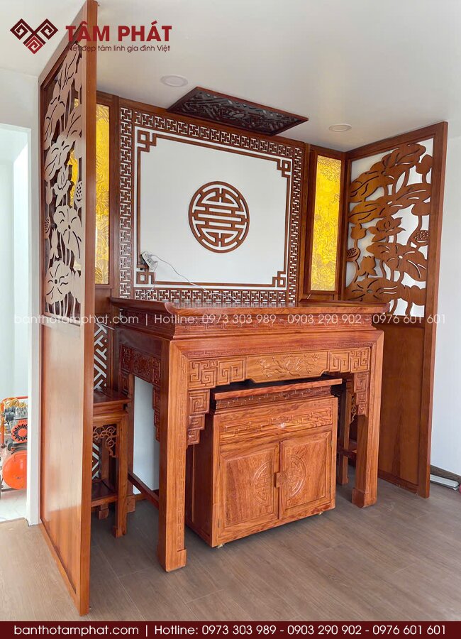 Phía sau bàn thờ được gắn cặp tranh trúc chỉ linh thiêng, vừa trang trí vừa thay thế đèn thờ thông thường.