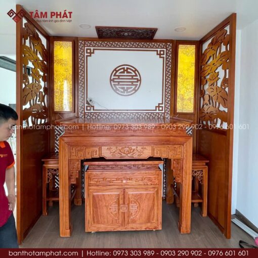 Bàn thờ triện sen gỗ hương, chạm khắc tinh tế được rất nhiều quý gia chủ yêu thích.