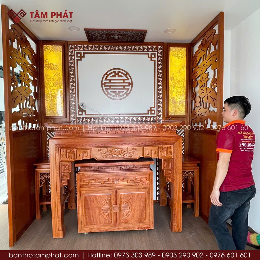 Đi kèm bàn thờ là tủ cơm tiện lợi, giúp gia chủ lưu trữ đồ thờ, vật phẩm thờ tự, hương, đèn.