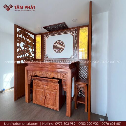 Không gian thờ hiện đại, thiết kế kết hợp vách ngăn cách kín đáo, tách biệt lối đi và khu sinh hoạt chung.