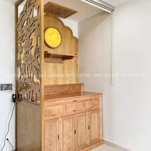 Góc thờ thoáng gọn nhưng vẫn riêng tư với các không gian sinh hoạt xung quanh.