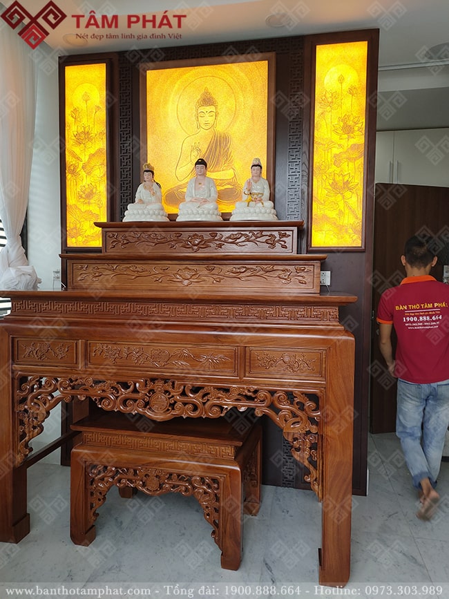 Phòng thờ Phật sử dụng bàn thờ tam cấp trang nghiêm Phòng thờ Phật sử dụng bàn thờ tam cấp trang nghiêm