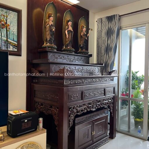 Bàn thờ tam cấp phân tầng rõ ràng, giúp gia chủ dễ dàng sắp xếp và bài trí đồ thờ, vật phẩm thờ.