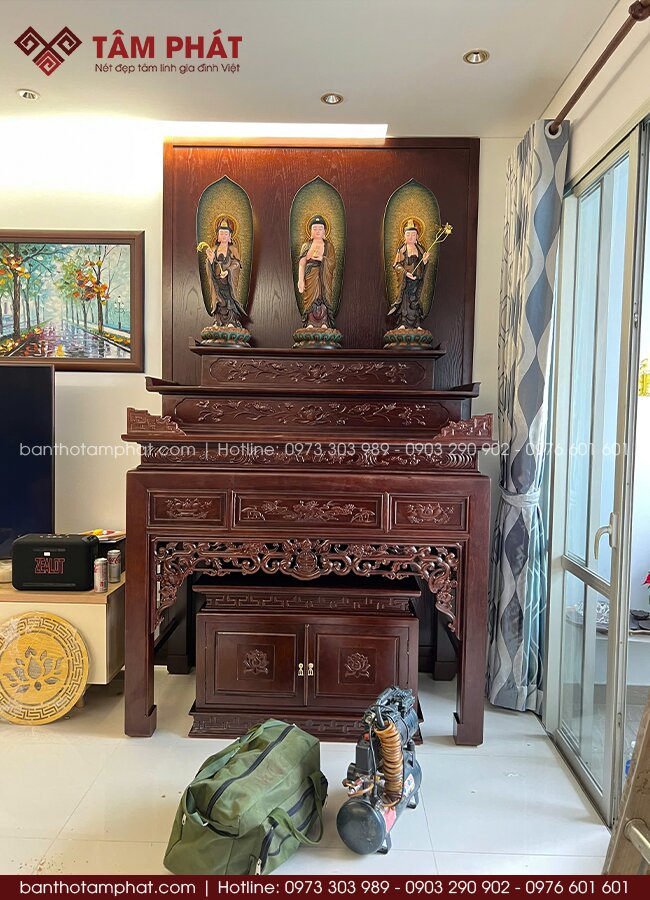 Màu gỗ trầm ấm giúp không gian thờ thêm phần trang nghiêm.