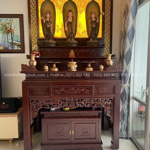 Sự kết hợp với mẫu tranh trúc chỉ ánh vàng sang trọng, thu hút năng lượng tốt, không gian thờ có hồn và linh thiêng hơn.