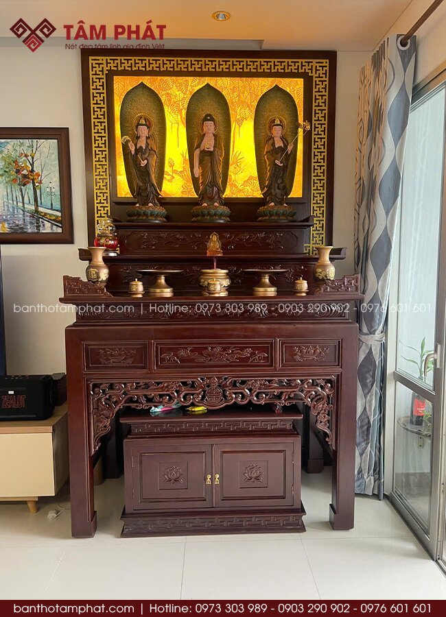 Sự kết hợp với mẫu tranh trúc chỉ ánh vàng sang trọng, thu hút năng lượng tốt, không gian thờ có hồn và linh thiêng hơn.