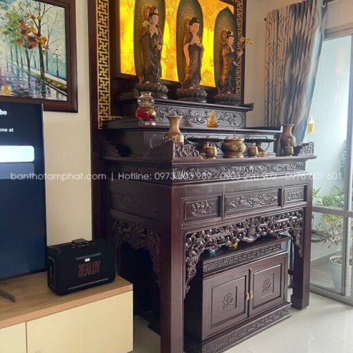 Bàn thờ tam cấp họa tiết chạm khắc tinh tế, mang đậm nét văn hóa truyền thống.