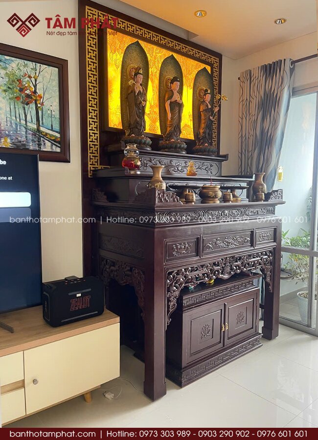 Bàn thờ tam cấp họa tiết chạm khắc tinh tế, mang đậm nét văn hóa truyền thống.