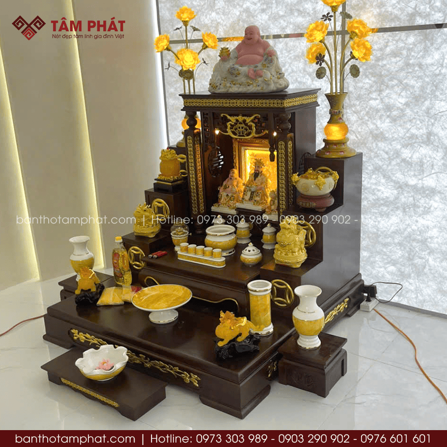 Bàn thờ Ông Địa có thêm đế gỗ ở dưới và tam cấp 2 bên dễ dàng bày đồ Bàn thờ Ông Địa có thêm đế gỗ ở dưới và tam cấp 2 bên dễ dàng bày đồ