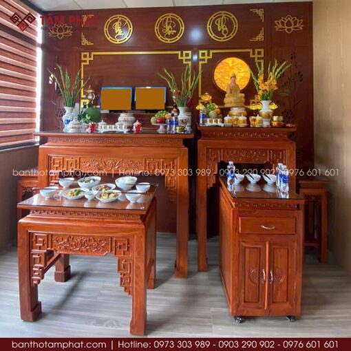 Bài trí bộ đôi bàn thờ triện sen hiện đại, đồng bộ kiểu dáng, màu sắc ấm cúng, sang trọng.