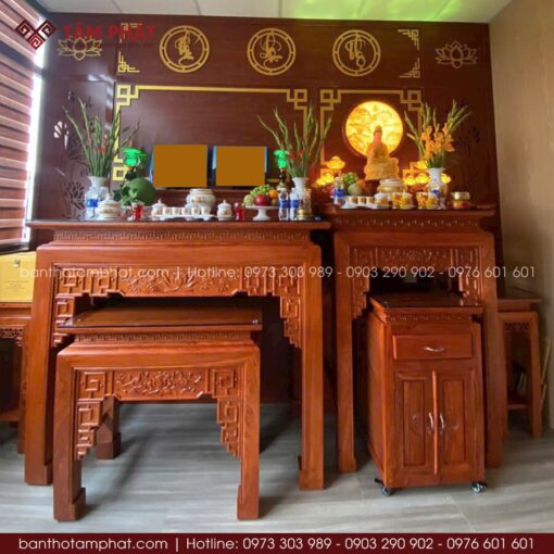 Ốp hậu kín, trang trí đơn giản, tăng tính thẩm mỹ cho toàn bộ không gian thờ.