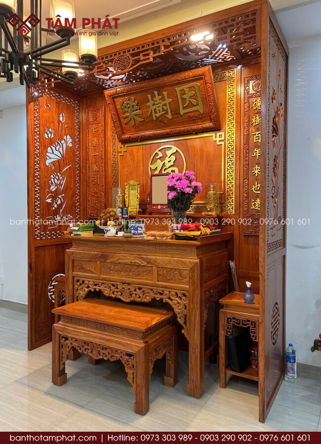 Màu sắc gỗ hương ấm áp, sang trọng giúp không gian thờ thêm phần trang nghiêm.