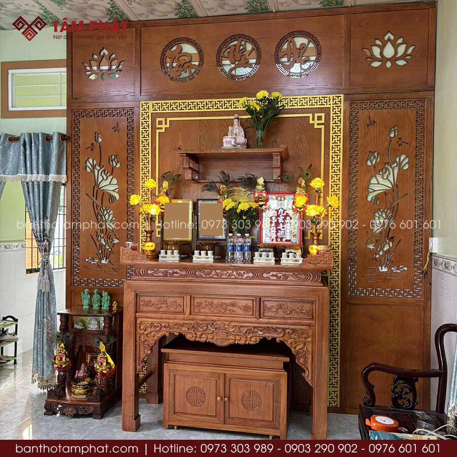 Thiết kế mở giúp phòng thờ không bị bí, phù hợp khí hậu nóng ẩm.