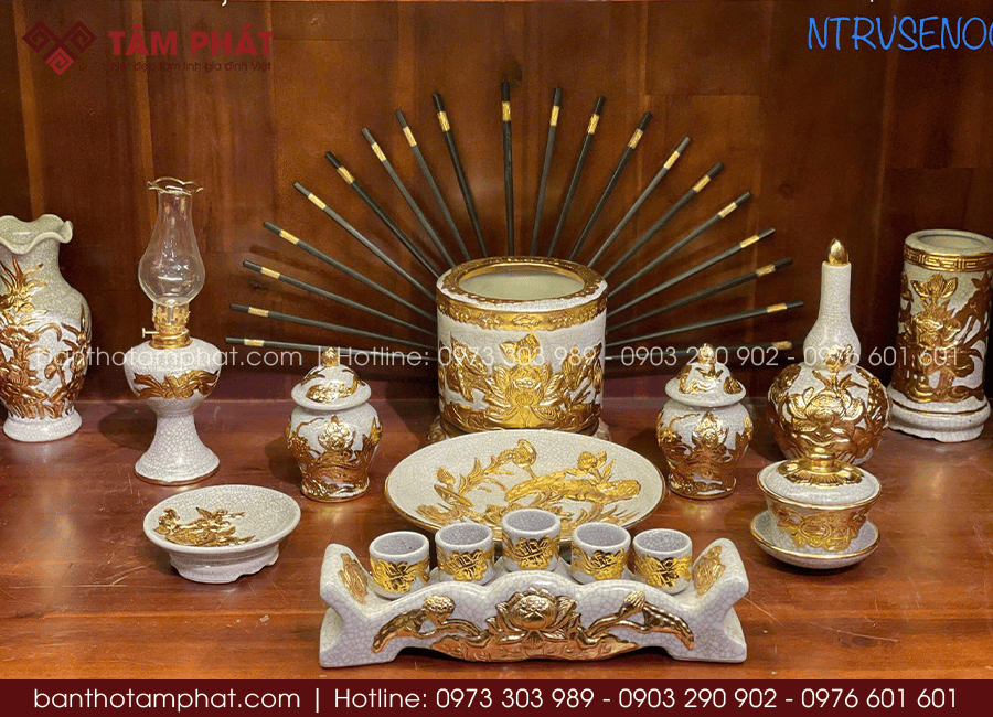 Bố Trí Phụ Kiện Trên Bàn Thờ Gia Tiên