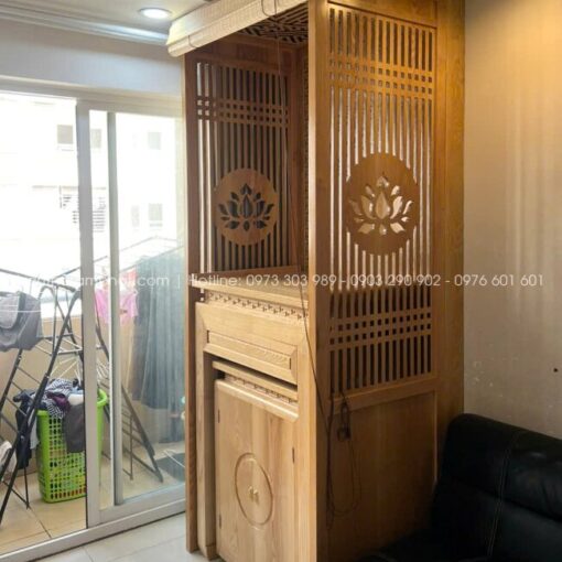 Mẫu phòng thờ BT-1806 sử dụng tone gỗ sồi sáng hiện đại, mang lại cảm giác nhẹ nhàng, sang và dễ hài hòa với nhiều kiểu nội thất nhà phố - chung cư hiện nay.