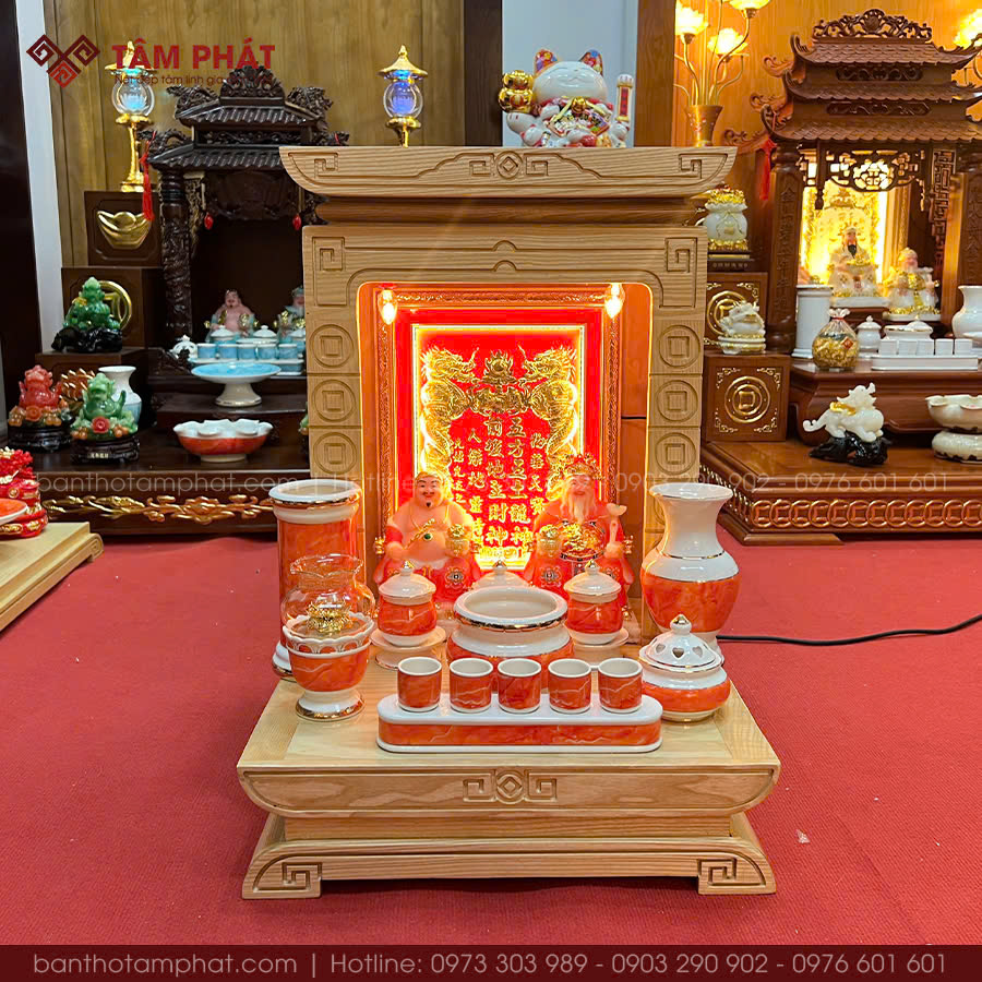 Bàn thờ Ông Địa có tượng màu đỏ Bàn thờ Ông Địa có tượng màu đỏ