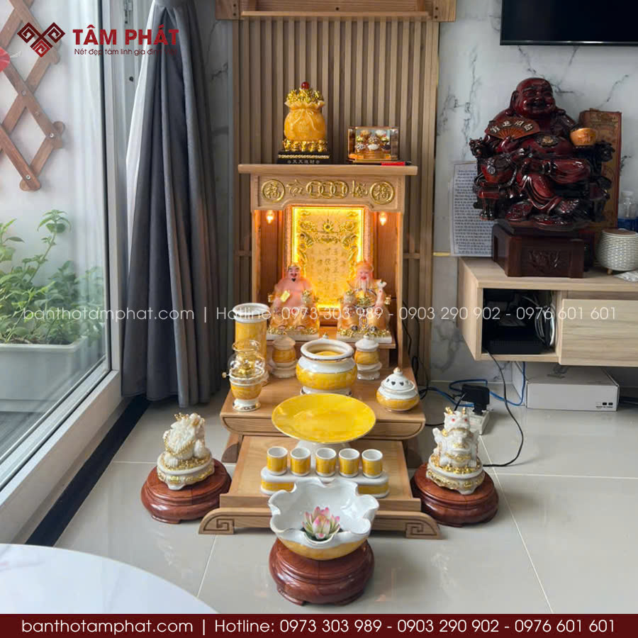 Bàn thờ Ông Địa có tượng màu vàng Bàn thờ Ông Địa có tượng màu vàng