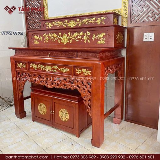 Kết cấu bàn thờ tam cấp chắc chắn, đáp ứng nhu cầu sử dụng lâu dài của gia đình.