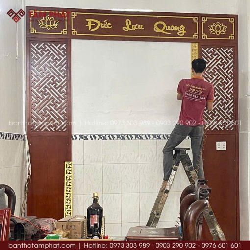 Thi công bàn thờ với quy trình kiểm soát chất lượng nghiêm ngặt, đảm bảo độ hoàn thiện cao.