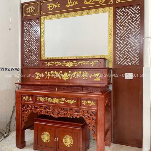 Thiết kế tam cấp giúp phân tầng thờ tự rõ ràng, thuận tiện sắp xếp vật phẩm thờ cúng.