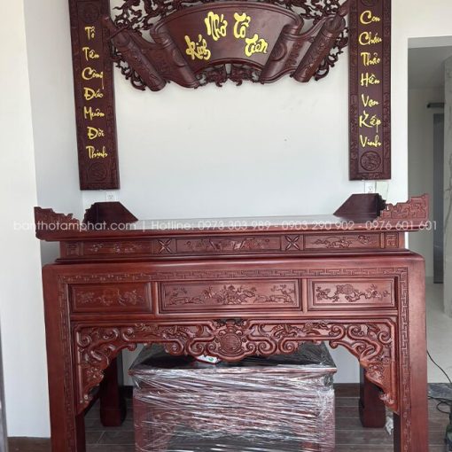 Bàn thờ và Cuốn Thư Câu Đối đơn giản mẫu BT-1809, thiết kế gỗ tự nhiên, phù hợp phòng thờ gia tiên nhà phố và biệt thự.
