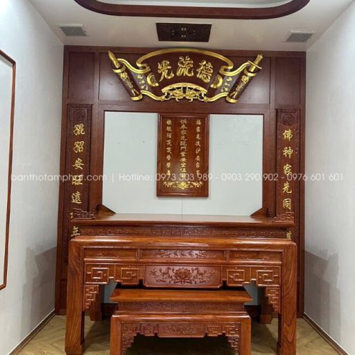Cuốn Thư Câu Đối dát vàng sang trọng, tôn lên vẻ đẹp và giá trị văn hóa mà nó mang lại.