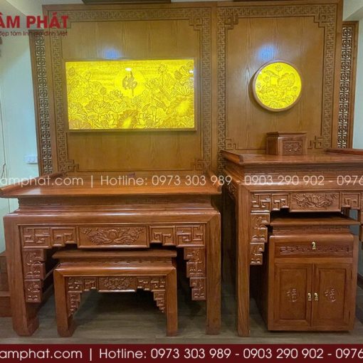 Mẫu phòng thờ 2 bàn đứng triện sen nổi bật với thiết kế cân đối, sang trọng.