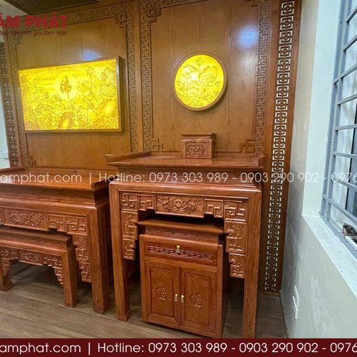 Họa tiết triện sen tinh tế góp phần tôn lên vẻ đẹp thanh nhã và giá trị truyền thống trong không gian thờ cúng.