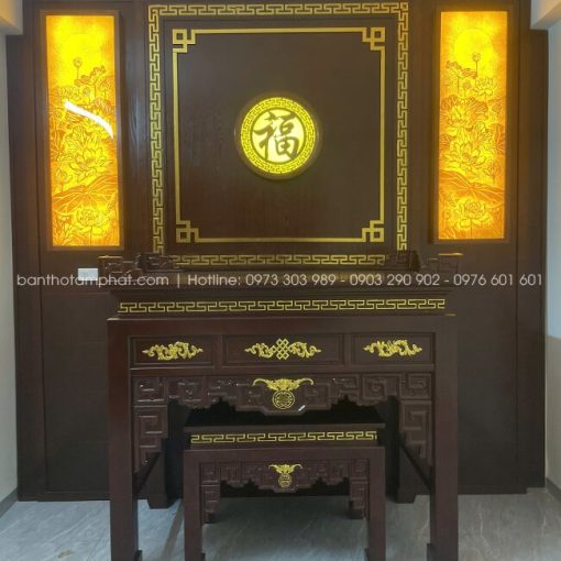 Phòng thờ nổi bật với các họa tiết dát vàng và bộ đôi đèn tranh ánh vàng sang trọng.