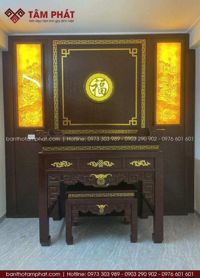 Phòng thờ nổi bật với các họa tiết dát vàng và bộ đôi đèn tranh ánh vàng sang trọng.