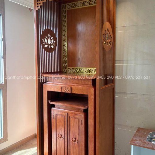 Vách ngăn hoa sen đồng bộ, vừa tăng tính thẩm mỹ, vừa tách biệt không gian thờ với không gian chung.
