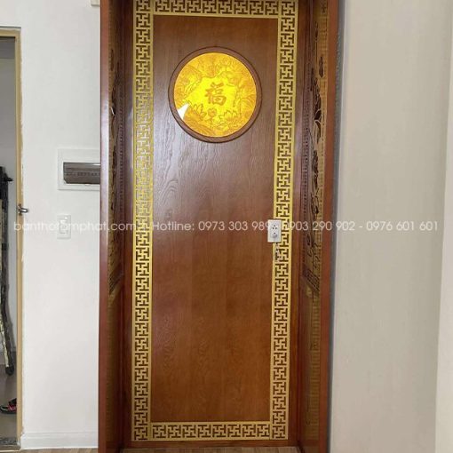 Phòng thờ BT-1812 nổi bật với mẫu tranh trúc chỉ tròn ấm cúng.