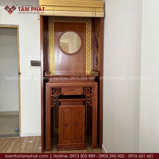 Mẫu phòng thờ chung cư BT-1812 được thiết kế theo phong cách hiện đại, kết hợp rèm mành tạo sự riêng tư và tăng tính thẩm mỹ cho không gian thờ tự.