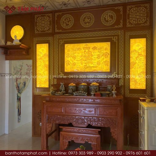 Không gian thờ tự sử dụng tranh trúc chỉ và ốp hậu làm nổi bật không gian và tăng tính thẩm mỹ.