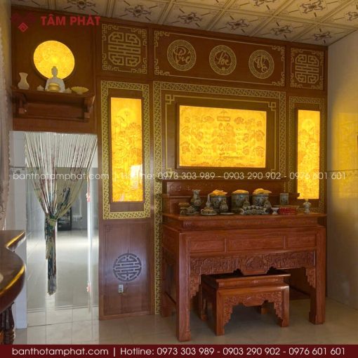 Mẫu bàn thờ đứng rộng lớn cho không gian thờ gia tiên Cửu Huyền Thất Tổ.