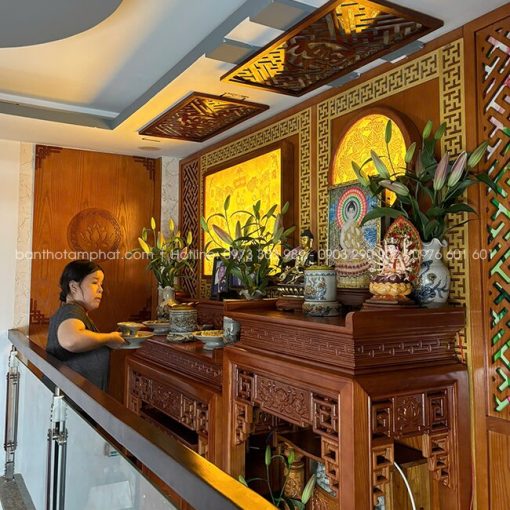 Không gian tầng lửng với hệ bàn thờ đồng bộ, vách ốp sang trọng hiện đại.