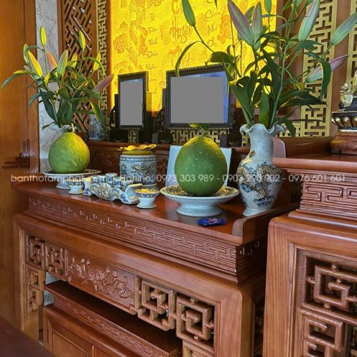 Bàn thờ được hoàn thiện chỉn chu với chất liệu gỗ tự nhiên chất lượng cao, đường nét chạm khắc tinh xảo.