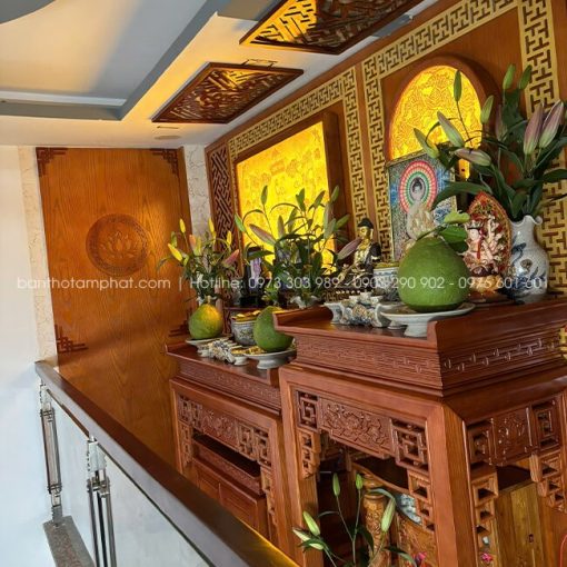 Sự kết hợp mẫu tranh trúc chỉ giúp không gian thờ tầng lửng thêm phần nổi bật và linh thiêng.