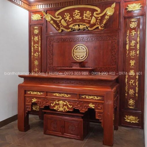 Cuốn thư câu đối không chỉ là điểm nhấn thẩm mỹ mà còn góp phần tôn lên vẻ trang trọng của khu vực thờ tự, thể hiện lòng thành kính đối với ông bà tổ tiên.