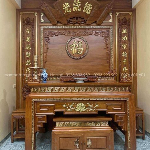 Cuốn thư câu đối khi được bố trí hài hòa cùng bàn thờ và nội thất phòng thờ, tổng thể không gian trở nên cân đối và giàu giá trị văn hóa.