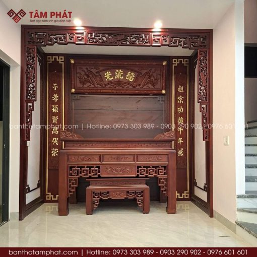 Hệ nội thất phòng thờ BT-1808 được sản xuất với độ hoàn thiện cao và các chi tiết sắc nét.