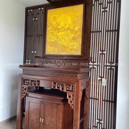 Phòng thờ nổi bật với ốp hậu CNC đối xứng đơn giản hiện đại, tăng tính thẩm mỹ, tạo chiều sâu cho không gian thờ tự.