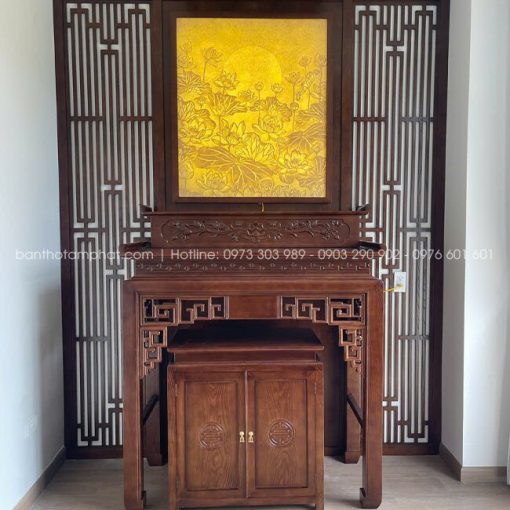 Bộ bàn thờ đứng sử dụng gỗ sồi tự nhiên, kết cấu dày dặn, hoàn thiện sơn PU bền màu.