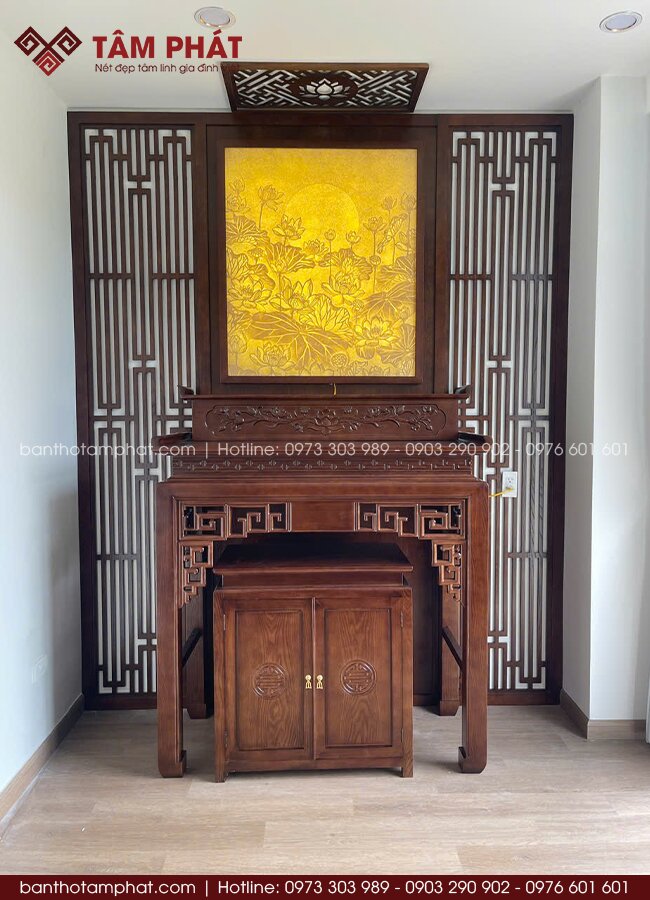 Bộ bàn thờ đứng sử dụng gỗ sồi tự nhiên, kết cấu dày dặn, hoàn thiện sơn PU bền màu.