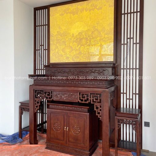 Tranh trúc chỉ ánh vàng mang đến sự ấm cúng, lắp đặt phía sau bàn thờ vừa đẹp, vừa tăng giá trị không gian lên cao.