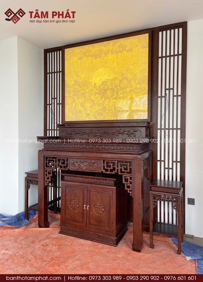 Tranh trúc chỉ ánh vàng mang đến sự ấm cúng, lắp đặt phía sau bàn thờ vừa đẹp, vừa tăng giá trị không gian lên cao.