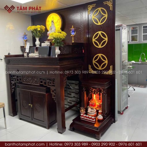 Mẫu phòng thờ có chiều cao trần hạn chế, trang trí ốp vách tạo chiều sâu, biến không gian thờ thêm phần trang nghiêm, thoáng đãng hơn.