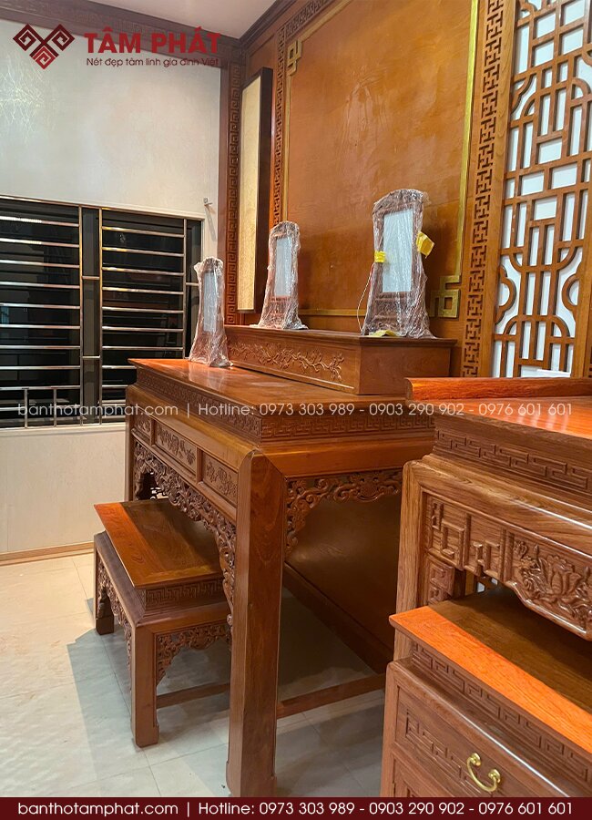 Kích thước bàn thờ được cân đối chuẩn phong thủy, đáp ứng đầy đủ nhu cầu thờ tự.